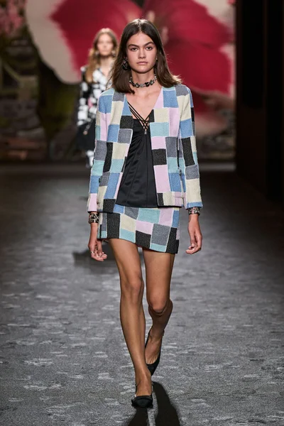 Look 27